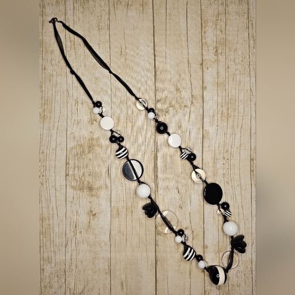 [Express] Black, White, Clear & Striped Beaded Necklace - Picture 8 of 13